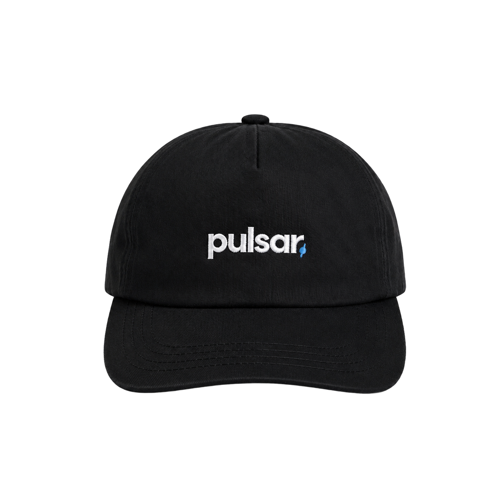 Pulsar 로고 볼 캡 by Noeyedeer