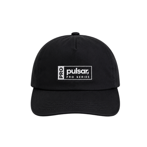 Pulsar 로고 볼 캡 by Noeyedeer